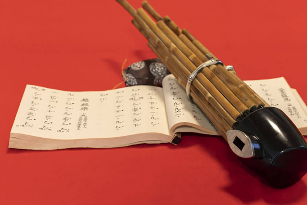 雅楽の誕生 楽譜と楽器の笙(しょう)