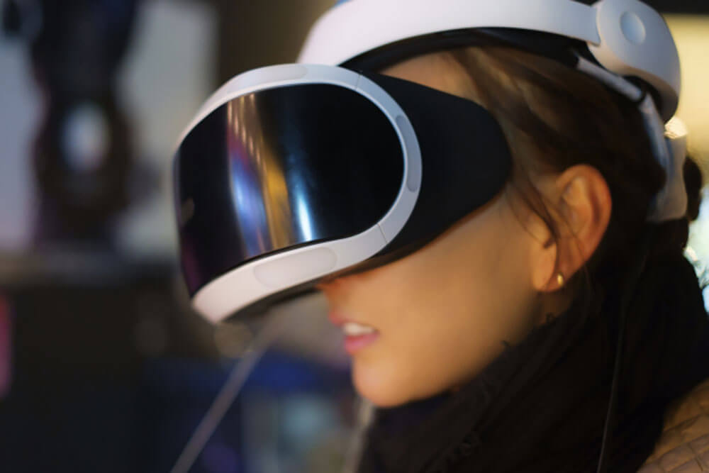 VRゴーグルを装着して楽しむ女性