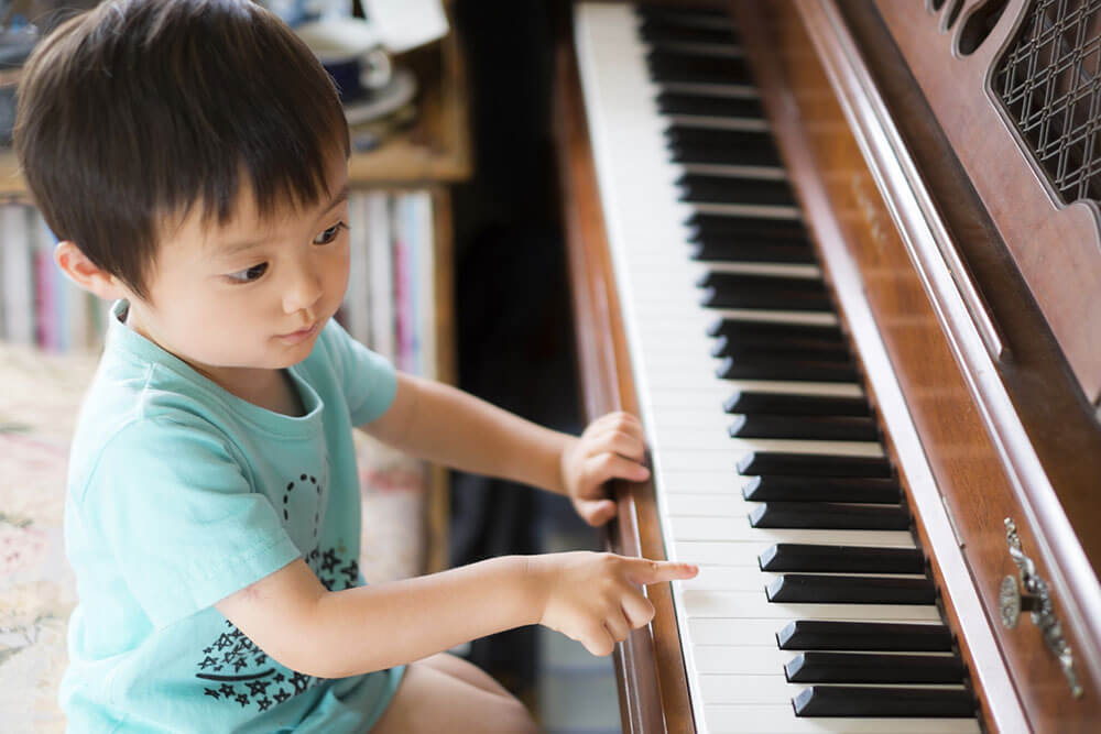 ピアノに興味を持つ子供