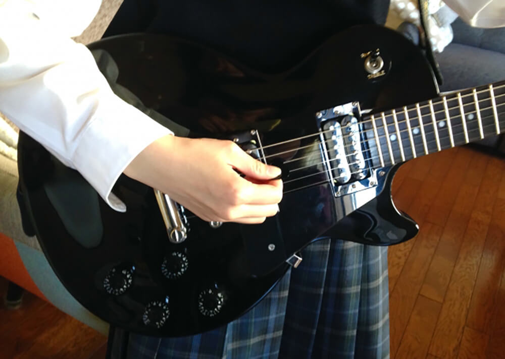 軽音部に所属するギターを弾く女子高生