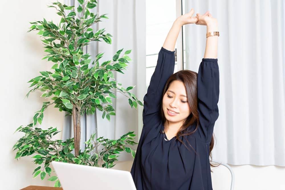 歌う前の準備で上半身をストレッチ